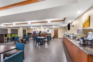 een restaurant met tafels en stoelen en een bar bij Comfort Inn & Suites Thatcher - Safford in Thatcher