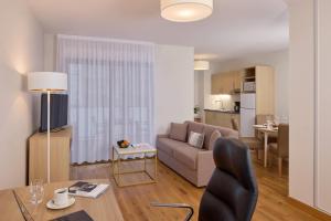 Un lugar para sentarse en Zenitude Quality Aparthotel Pau Porte des Pyrenees