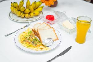 Anu Villa Wadduwa في وادوا: طاولة عليها طبقان من البيض والخبز والموز +7 صور