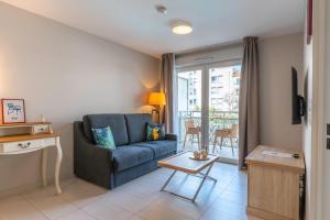 TV a/nebo společenská místnost v ubytování Zenitude Quality Aparthotel Nice