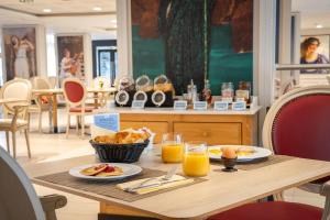 Jídlo v hotelu nebo okolí