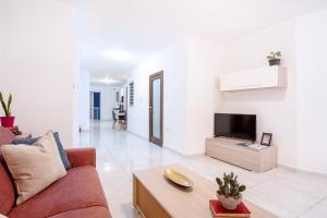 TV a/nebo společenská místnost v ubytování Modern 2 Bedroom Apartment with Balcony - Xemx Residence