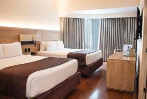 Postel nebo postele na pokoji v ubytování Clarion Suites Guatemala City