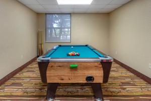 Biliár nebo kulečník v ubytování Comfort Inn & Suites Branson Meadows