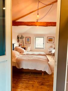 Un dormitorio con una cama y una ventana en Maison De La Rive, en Saint-Même-les-Carrières 17 fotos más