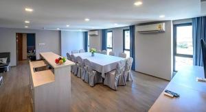 IWISH Hotel Bangkok في Ban Bang Khen (1): قاعة اجتماعات مع طاولة وكراسي في مبنى