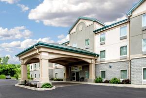 菲什基尔Quality Inn & Suites Fishkill South near I-84的一座大建筑的 ⁇ 染