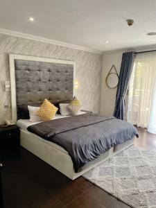 Ένα ή περισσότερα κρεβάτια σε δωμάτιο στο The Executive Suite