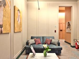 un soggiorno con un divano e un tavolo di Cinisca Suite Rose a Bologna