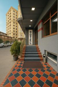 杜尚别Vatan Hotel的建筑物一侧有标志的楼梯