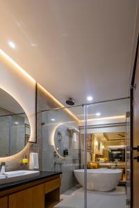 Phòng tắm tại Divine Resort & Spa
