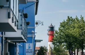比苏姆Hotel Alter Muschelsaal的街道中央的一座红白相间的灯塔