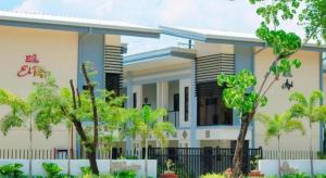 un edificio con árboles delante en Segara Residencias Subic Bay, en Olóngapo