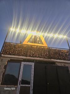 una vista della cima di una casa con il sole che splende di twin cottages a Goderdzi