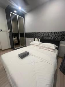 En eller flere senge i et værelse på Comfy Home at The Wave Residence