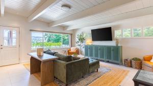 ein Wohnzimmer mit Sofa und Fernseher in der Unterkunft Modern Sonoma Stay w Spacious Deck Views Prime Location Bennett in Santa Rosa