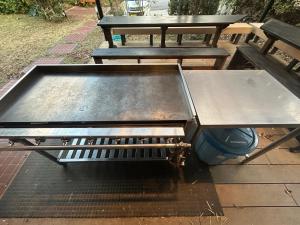 Ogiファミーユ 一碧湖 湖近く 温泉 屋根付バーベキューテラス 1棟貸切宿的一张野餐桌，包括两张桌子和两条长凳