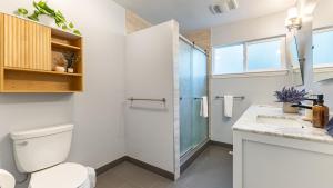 ein Badezimmer mit Dusche, Toilette und Waschbecken in der Unterkunft Modern Sonoma Stay w Spacious Deck Views Prime Location Bennett in Santa Rosa + 34 Fotos