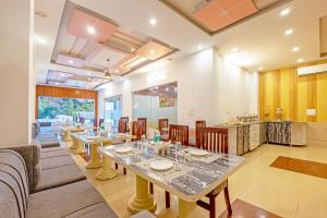 een grote eetkamer met tafels en stoelen bij Nature Trails Chilla, Rishikesh in Rāiwāla