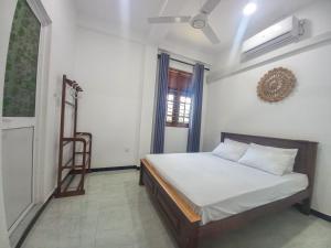 En eller flere senge i et værelse på Relax inn modara