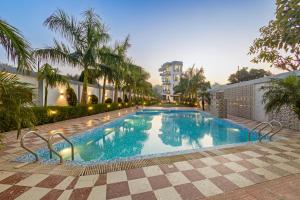 een zwembad voor een gebouw bij Nature Trails Chilla, Rishikesh in Rāiwāla