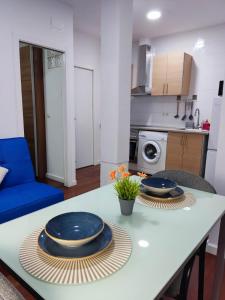 eine Küche mit einem Tisch mit zwei blauen Platten darauf in der Unterkunft Benimaclet JTM in Valencia + 3 Fotos
