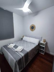 ein Schlafzimmer mit einem Bett, auf dem zwei Handtücher liegen in der Unterkunft Benimaclet JTM in Valencia