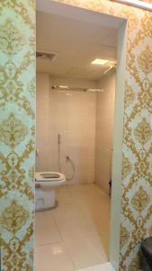 een badkamer met toilet in een kamer bij Banani Luxury Guest House in Dhaka