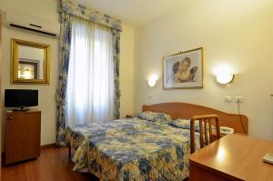 Televízia a/alebo spoločenská miestnosť v ubytovaní Hotel Tirreno