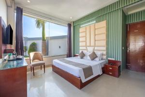 een slaapkamer met een bed en een groot raam bij Nature Trails Chilla, Rishikesh in Rāiwāla +30 foto's