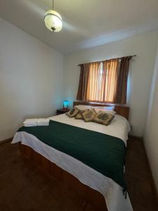 ランバリにあるApartamento aconchegante em condomínio encantador.の枕が2つ置かれたベッドのある寝室