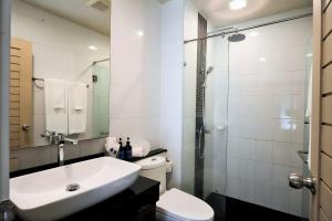 een badkamer met een wastafel, een toilet en een douche bij Aqua Maya Phuket in Patong Beach