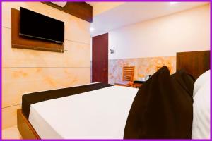 TV a/nebo společenská místnost v ubytování Hotel Mall Road Kavyansh Inn Near Ghorakhal Temple - Free Wi-Fi - Spa - Restaurants Facilities - Best Hotel