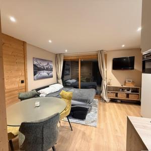 ein Wohnzimmer mit Sofa und Tisch in der Unterkunft Le 1954 La Rosière in La Rosière + 71 Fotos