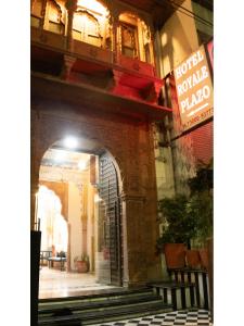 Facaden eller indgangen til Hotel Royal Plazo