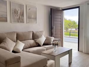 un soggiorno con un divano e un tavolo di Albaicin Rolando FreshApartment a Granada