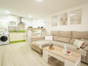 un soggiorno con un divano e un tavolo di Albaicin Rolando FreshApartment a Granada