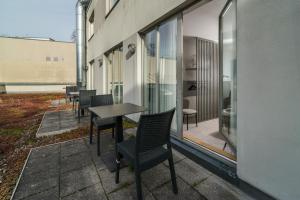 a patio with chairs and a table on the side of a building at Hotel Erbenhof in Weimar