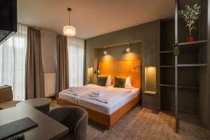 ワイマールにあるHotel Erbenhofのベッドと机があるホテルの部屋