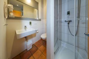 ワイマールにあるHotel Erbenhofの洗面台、シャワー、トイレ付きのバスルーム +32枚の写真