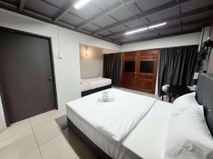 En eller flere senge i et værelse på Gather lnn + 18 billeder