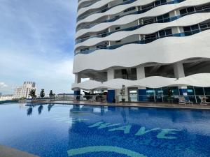 Swimmingpoolen hos eller tæt på Comfy Home at The Wave Residence