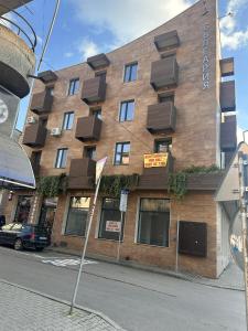 ein Gebäude mit Balkonen an der Seite in der Unterkunft ElMar Apartment - ЕлМар Апартмент in Yambol