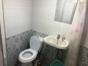 Baðherbergi á Javoxir Guest House +10 myndir