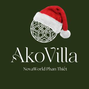 Un sombrero de Papá Noel encima de un árbol de Navidad. en Novaworld Phan Thiết - Ako Villa, en Bình Tú