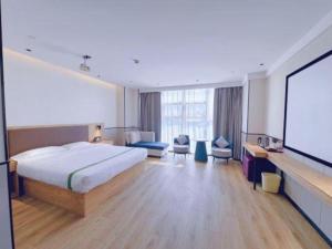 Giường trong phòng chung tại GreenTree Inn Nanjing Baijiahu