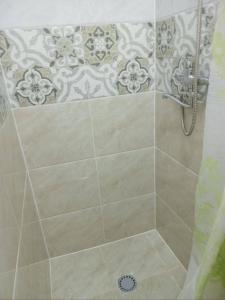 Baðherbergi á Javoxir Guest House