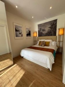 Ένα ή περισσότερα κρεβάτια σε δωμάτιο στο Miramar Luxurious apartment, 3 double rooms for 6 guests, free parking, terrace, new