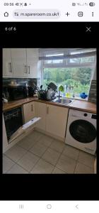 een keuken met een spoelbak en een wasmachine bij 14 london road in Stonewood