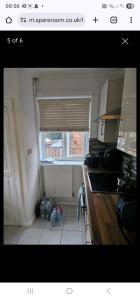 een keuken met een raam en een aanrecht bij 14 london road in Stonewood +1 foto